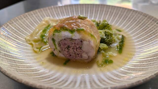 Rôti de pintade et raviole de chou par le chef Gilles Bascou