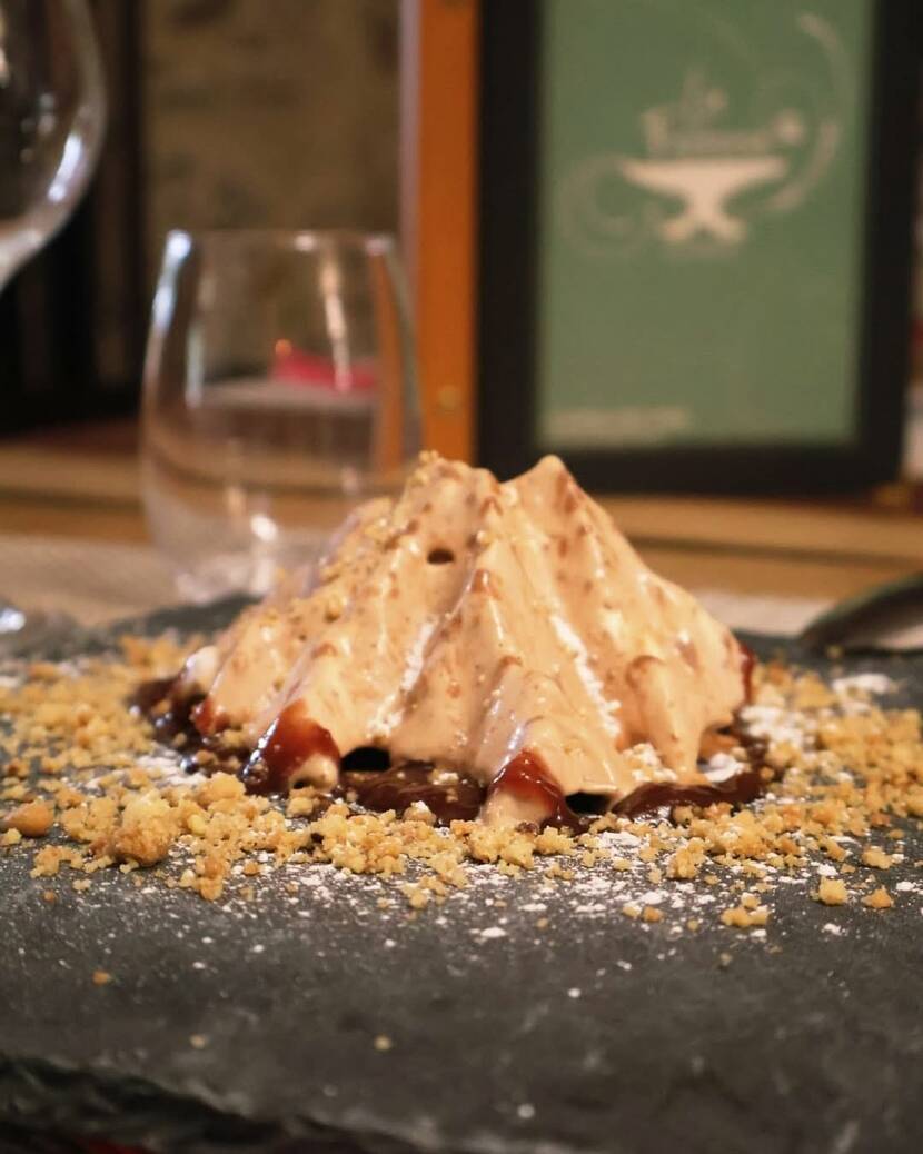 Muntanya Regalada Sabayon Banyuls chocolat aux zestes d'orange, coeur sorbet pêche, biscuit amande pistache et son coulis pêche Banyuls, La Ferreria - Prades